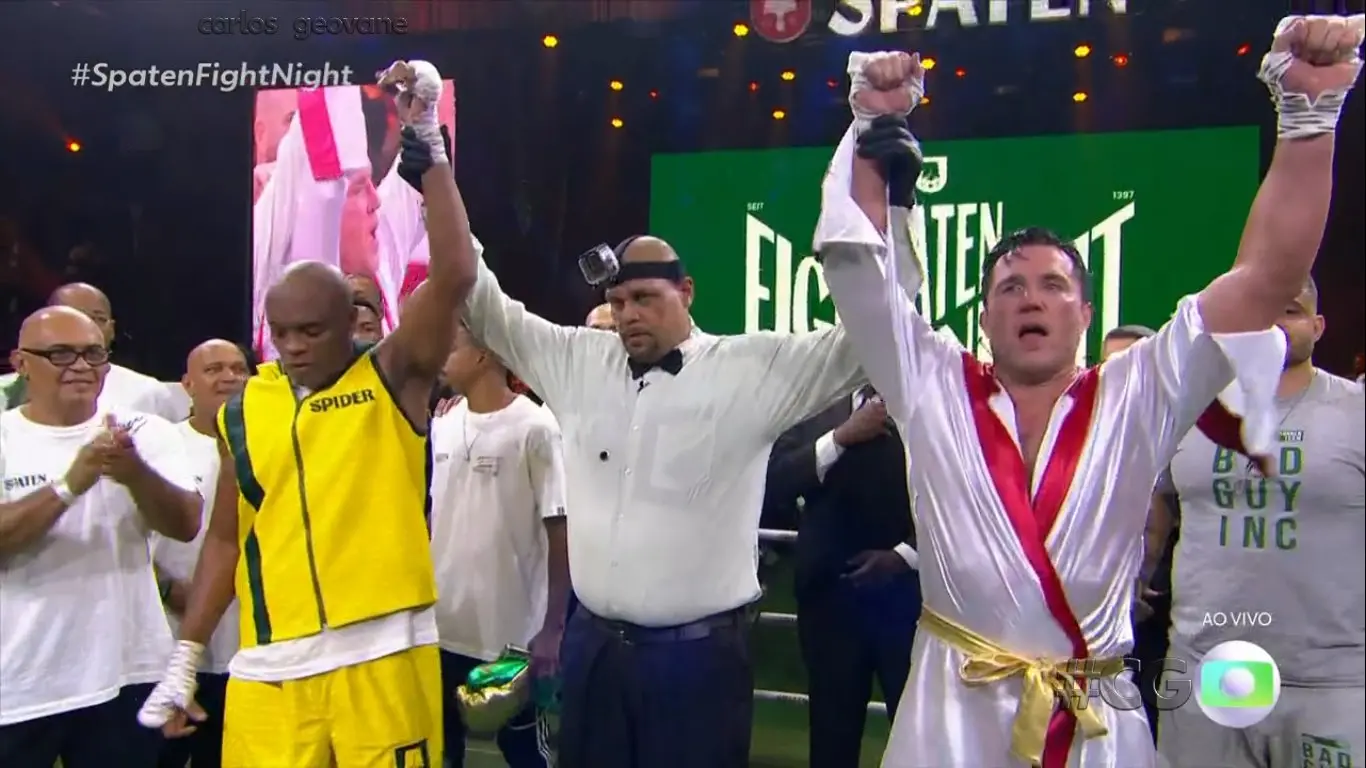 Árbitro levanta a mão de Anderson Silva e Chael Sonnen e declara vitória de ambos no confronto