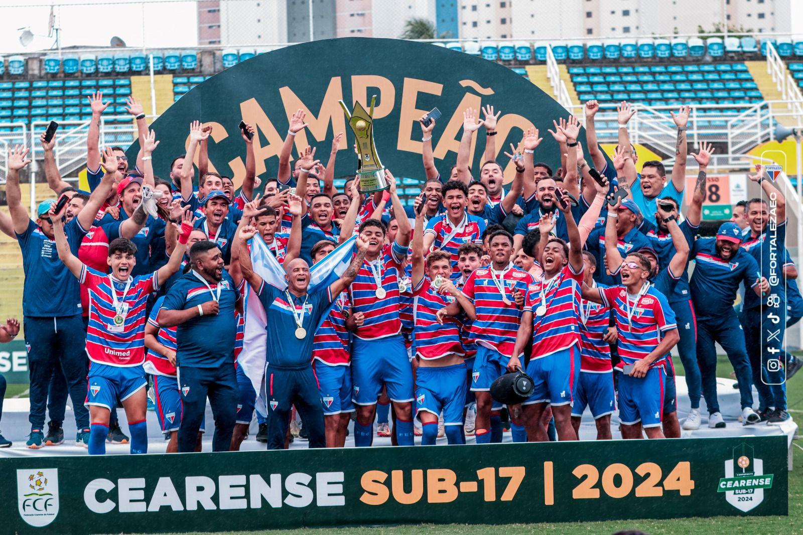 Atletas do Fortaleza comemoram o título