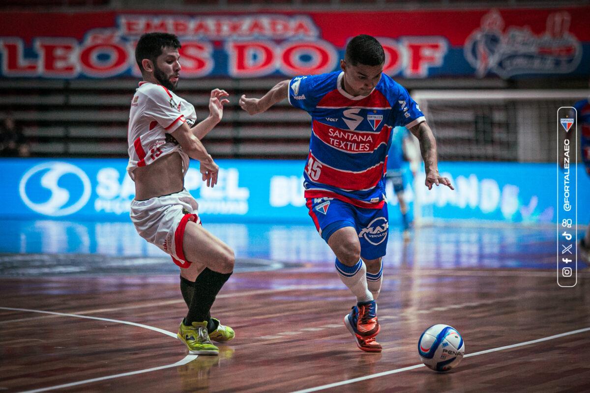 Jogador do time de futsal do Fortaleza