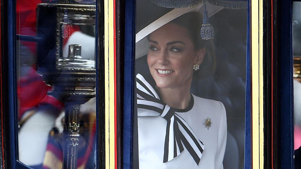 Kate Middleton dentro de carruagem