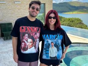 Marco Túlio e Gkay posam para fotos com camisetas estampadas com o rosto de cada um
