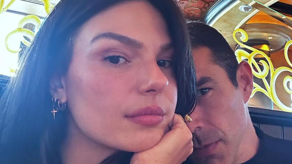 A atriz Isis Valverde posta vídeo com o noivo e encerra boatos de término
