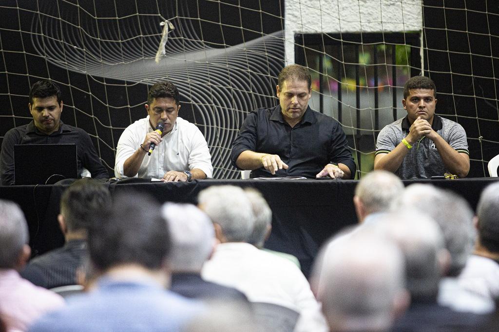 De branco, com o microfone, João Paulo, presidente do Ceará. De cinza, no canto direito, Herbet Santos, presidente do Conselho Deliberativo.