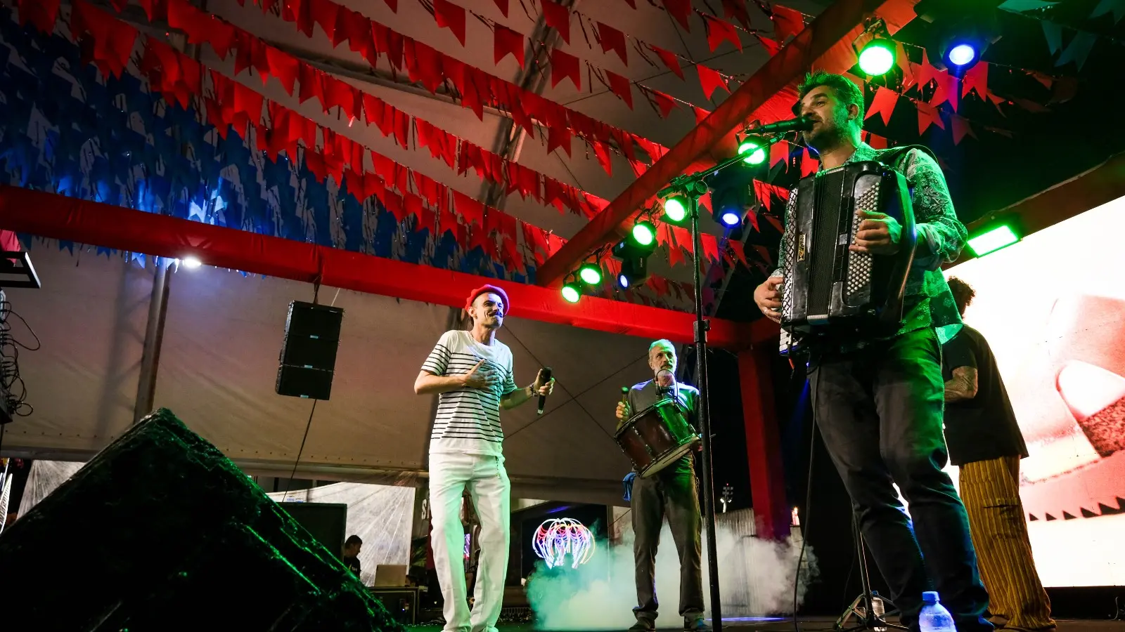 Arnaud Pelletier e Rodrigo Marchevsky em palco no São João de Maracanaú