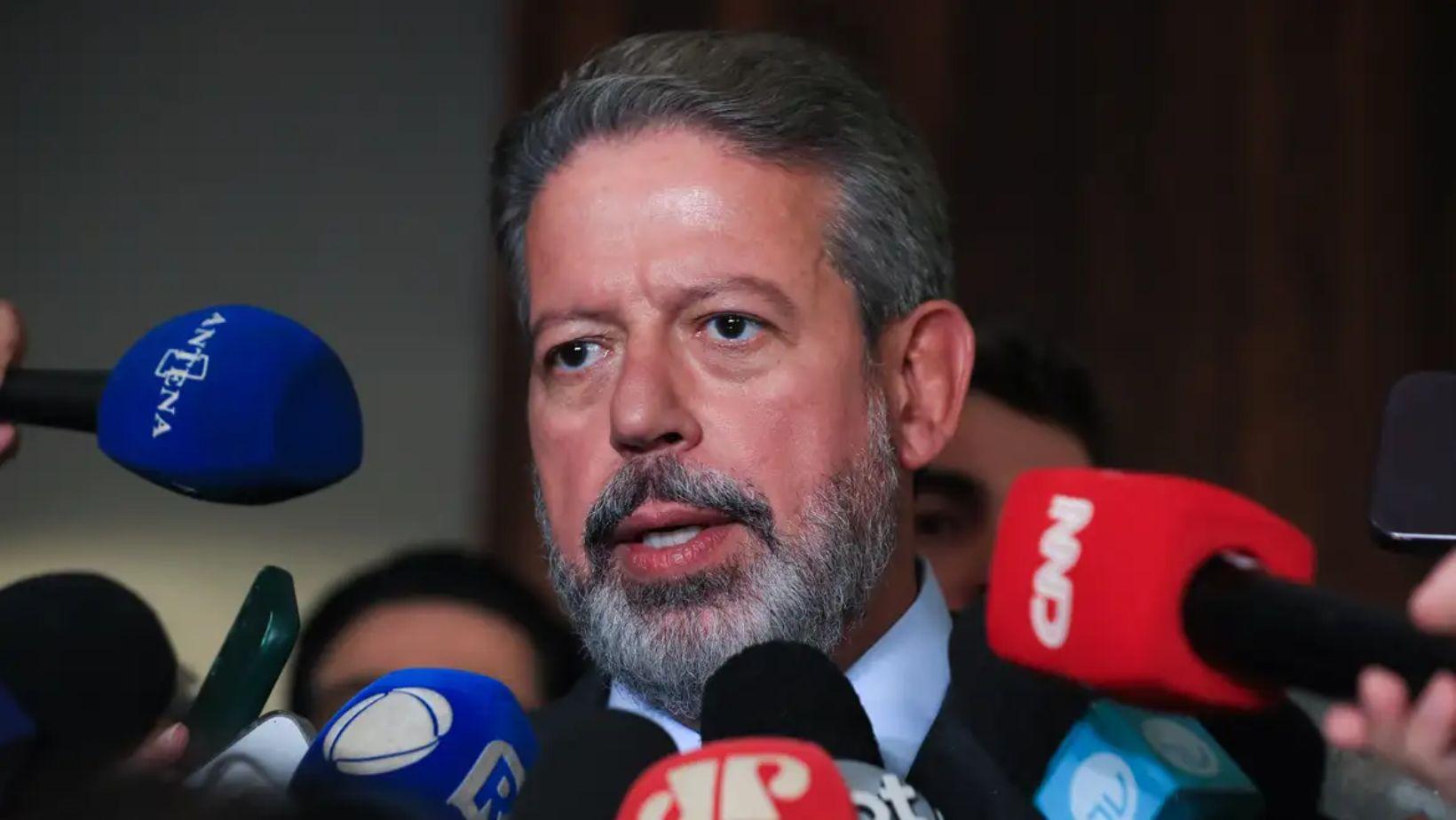 Arthur Lira concedendo coletiva de imprensa