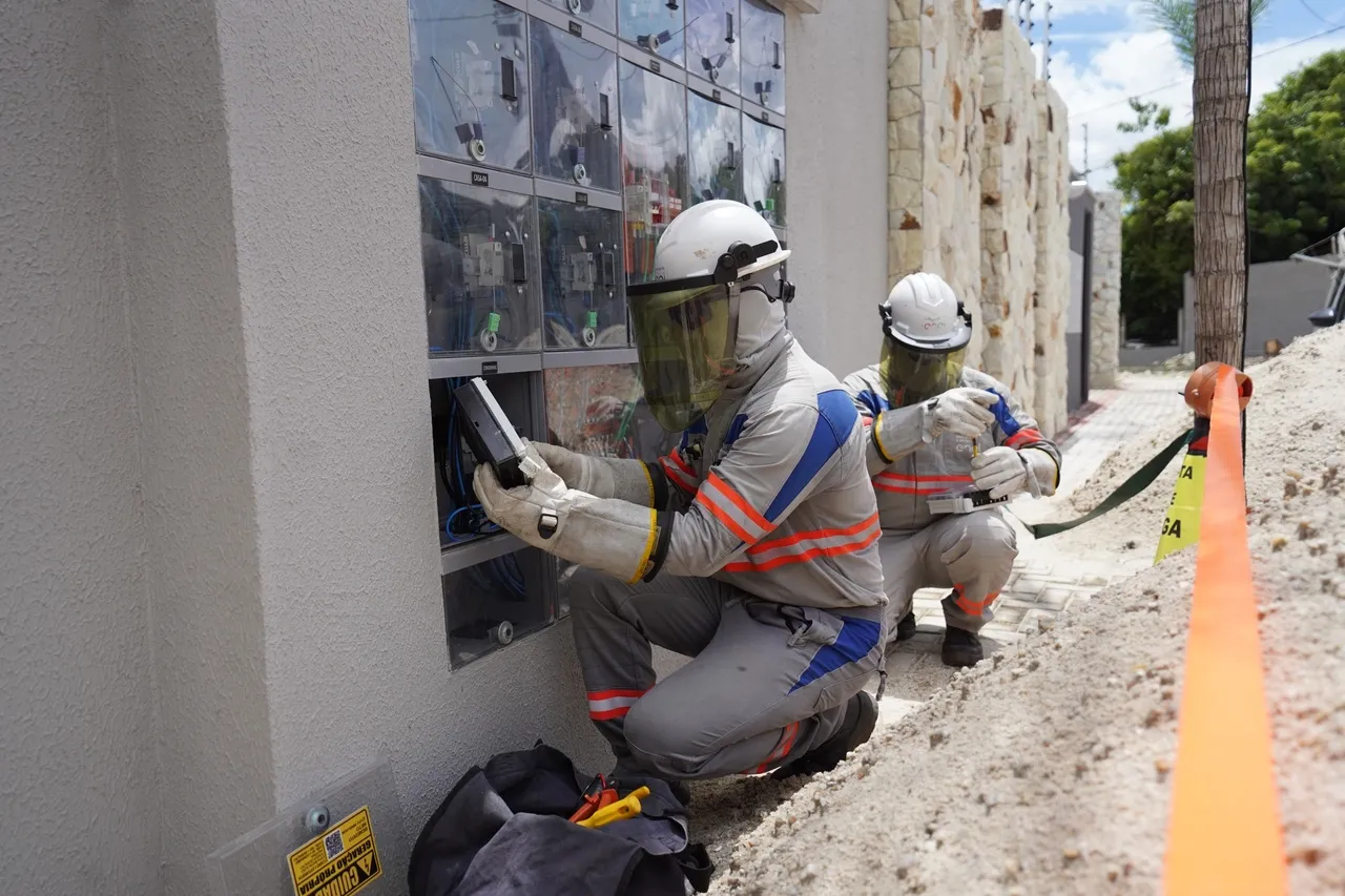 O trabalho de inspeção identifica possíveis fraudes ou desvios na rede de energia