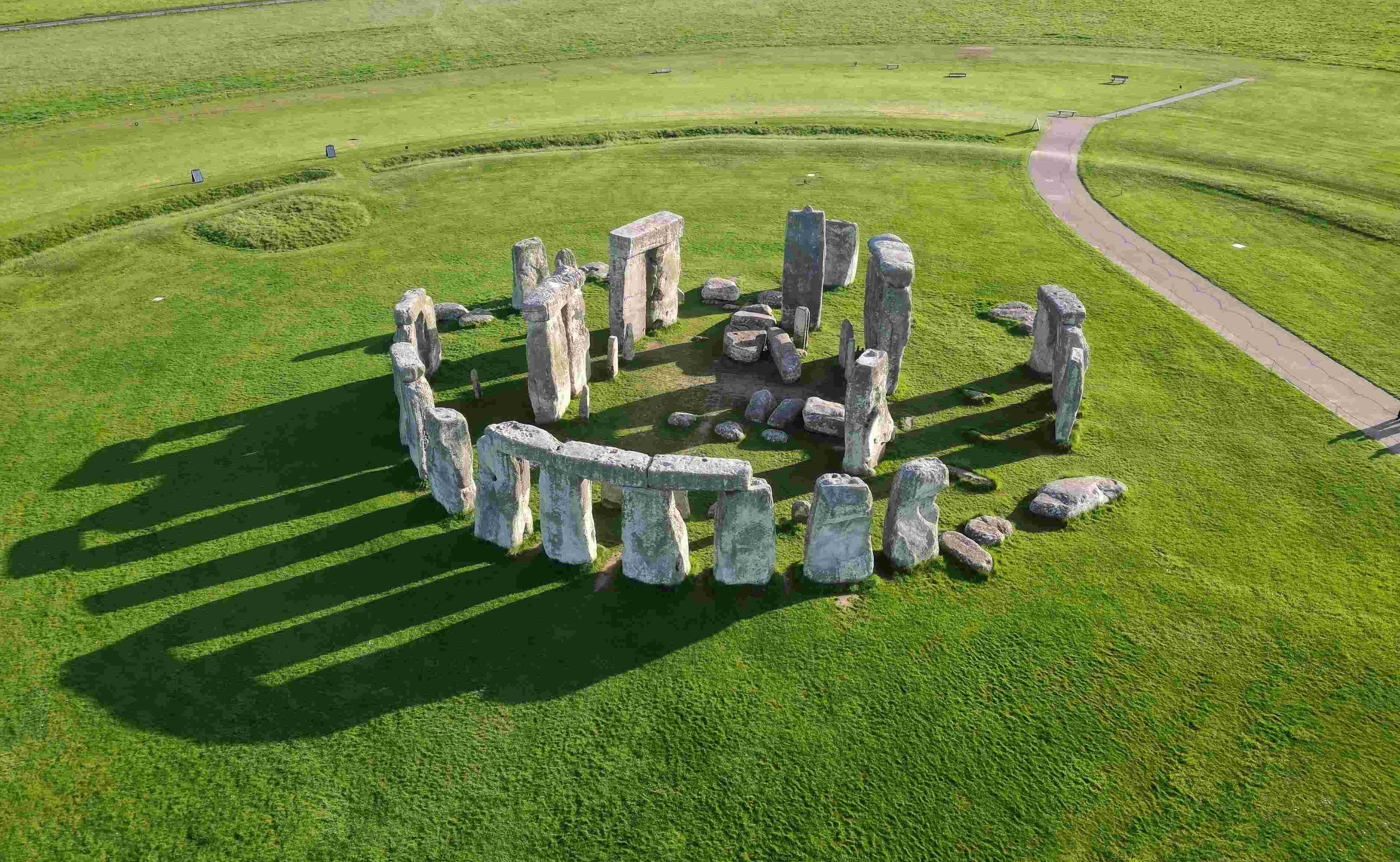 Stonehenge é uma estrutura composta, formada por círculos concêntricos de pedras, que chegam a ter 5 metros de altura e a pesar quase 50 toneladas