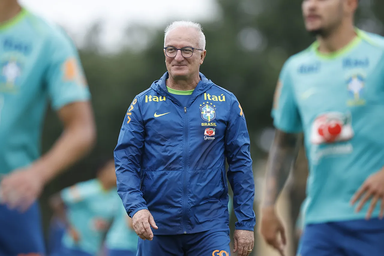 Dorival durante treino da Seleção Brasileira