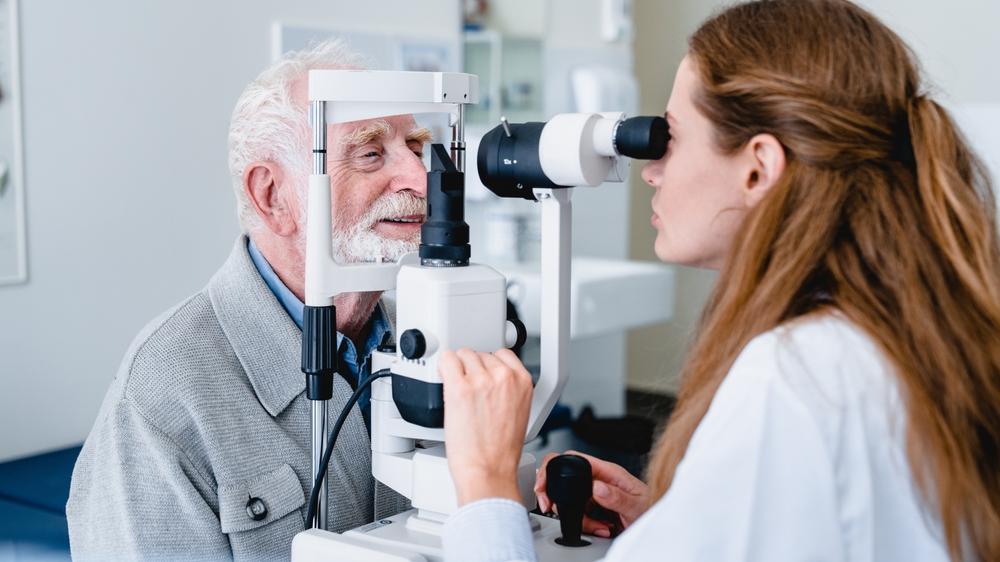 paciente faz exame com oftalmologista