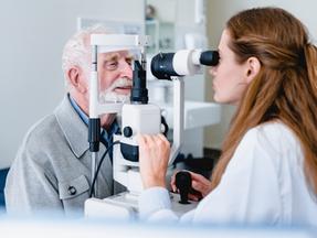 paciente faz exame com oftalmologista