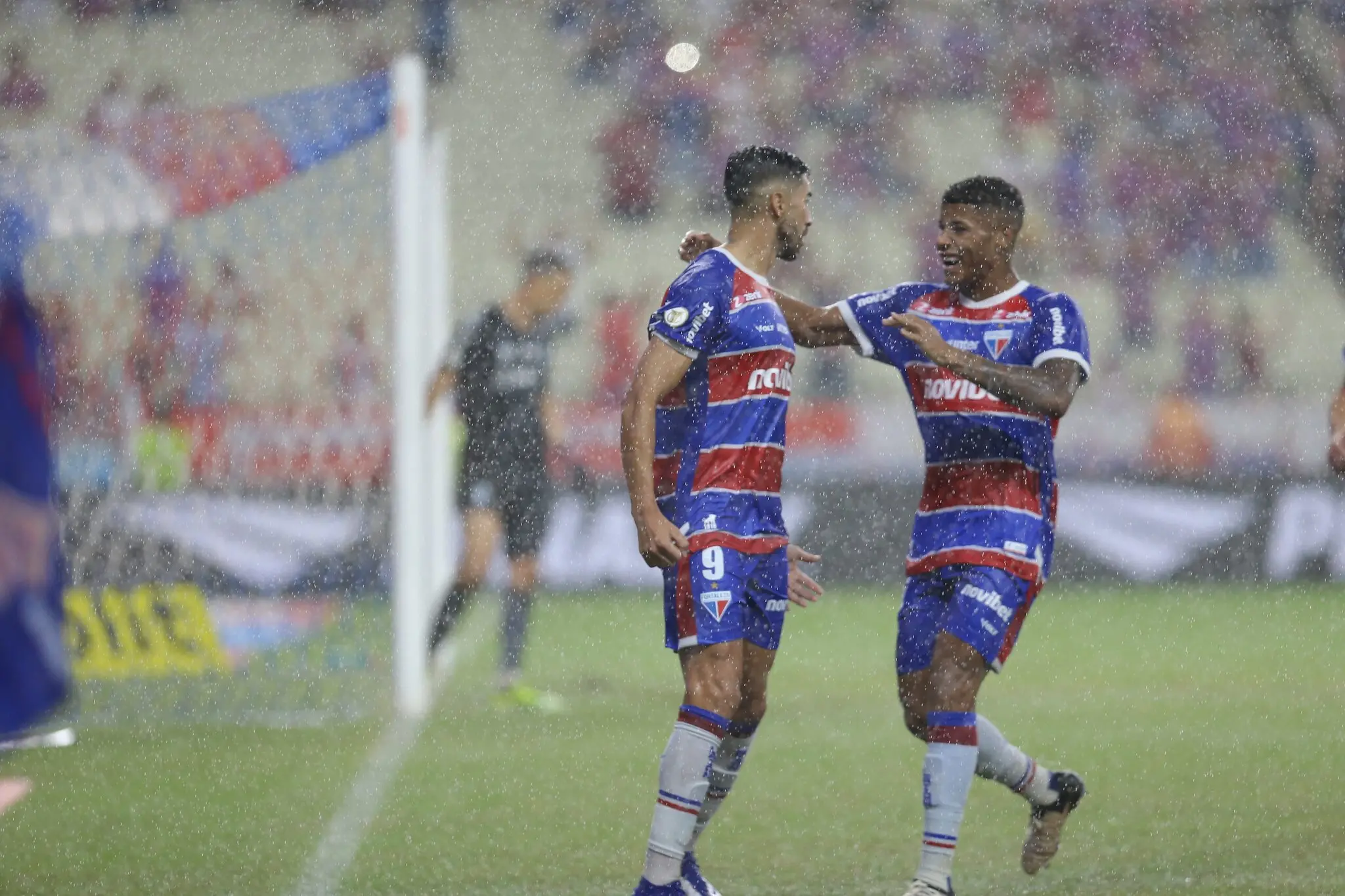 Lucero comemora com Hércules gol marcado na vitória do Fortaleza