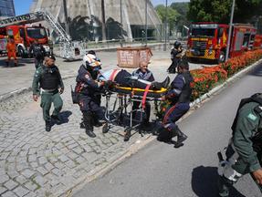 Agentes do SAMU transportam ferido em incêndio registrado na Assembleia Legislativa do Estado do Ceará (Alece), em 20 de junho de 2024, em Fortaleza.
