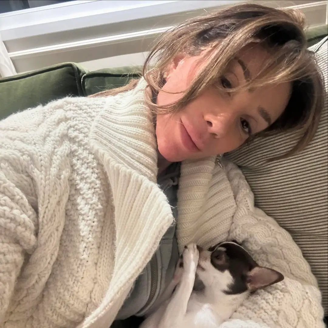 maya massafera deitada com cachorro