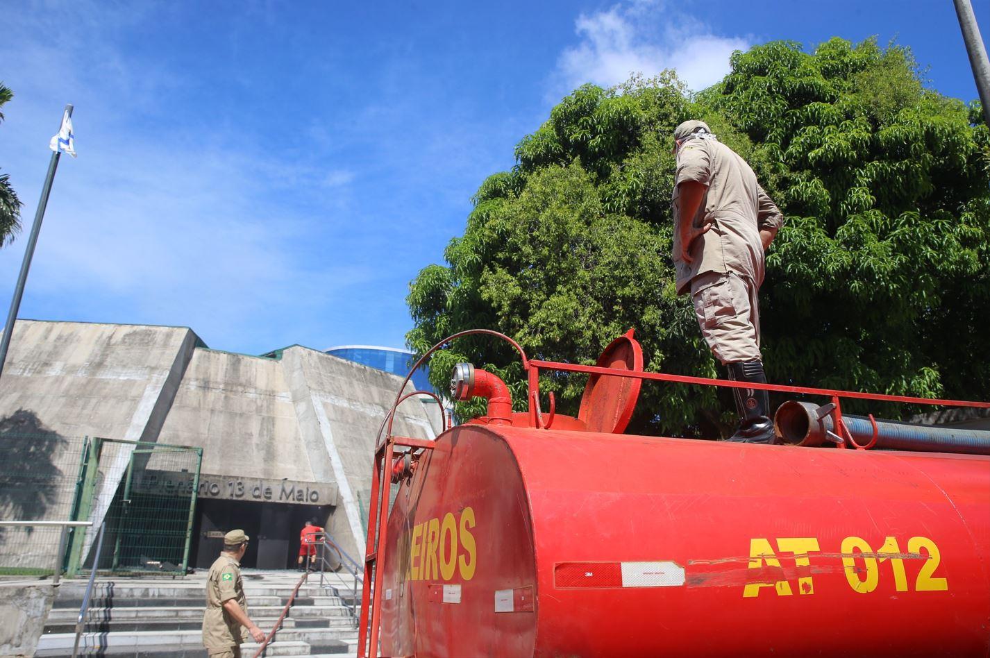 bombeiros controlando incêndio na Assembleia Legislativa do Estado do Ceará (Alece)