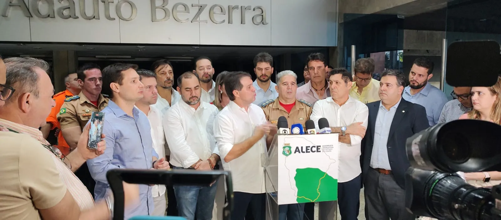 Evandro Leitão garantiu a continuidade das sessões plenárias de forma remota