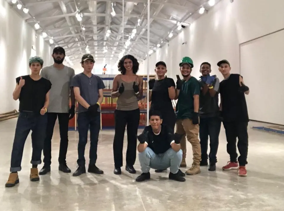 Participantes do programa na desmontagem da exposição 