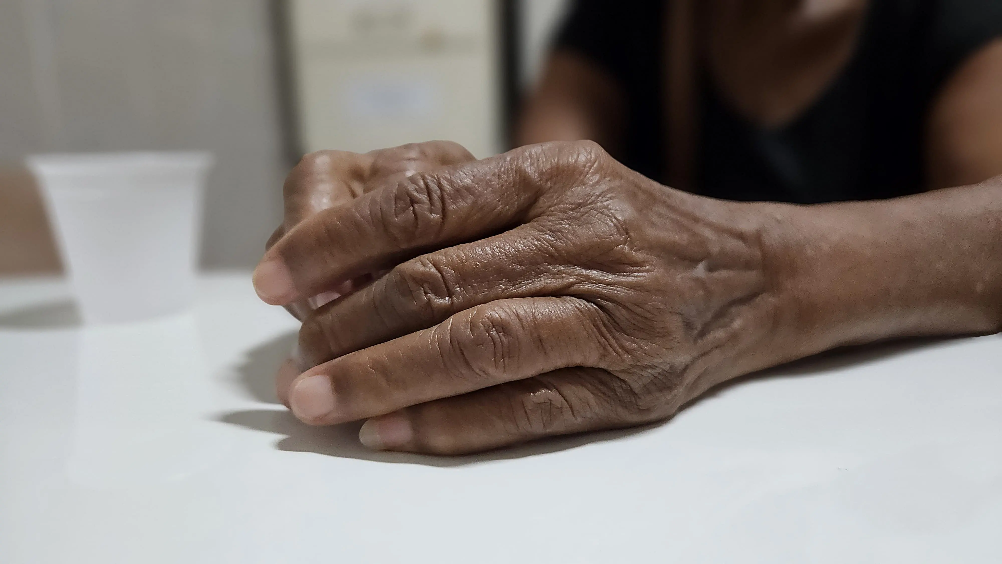 Mão de idosa negra