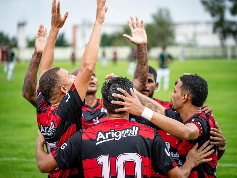 imagem mostra jogadores de futebol