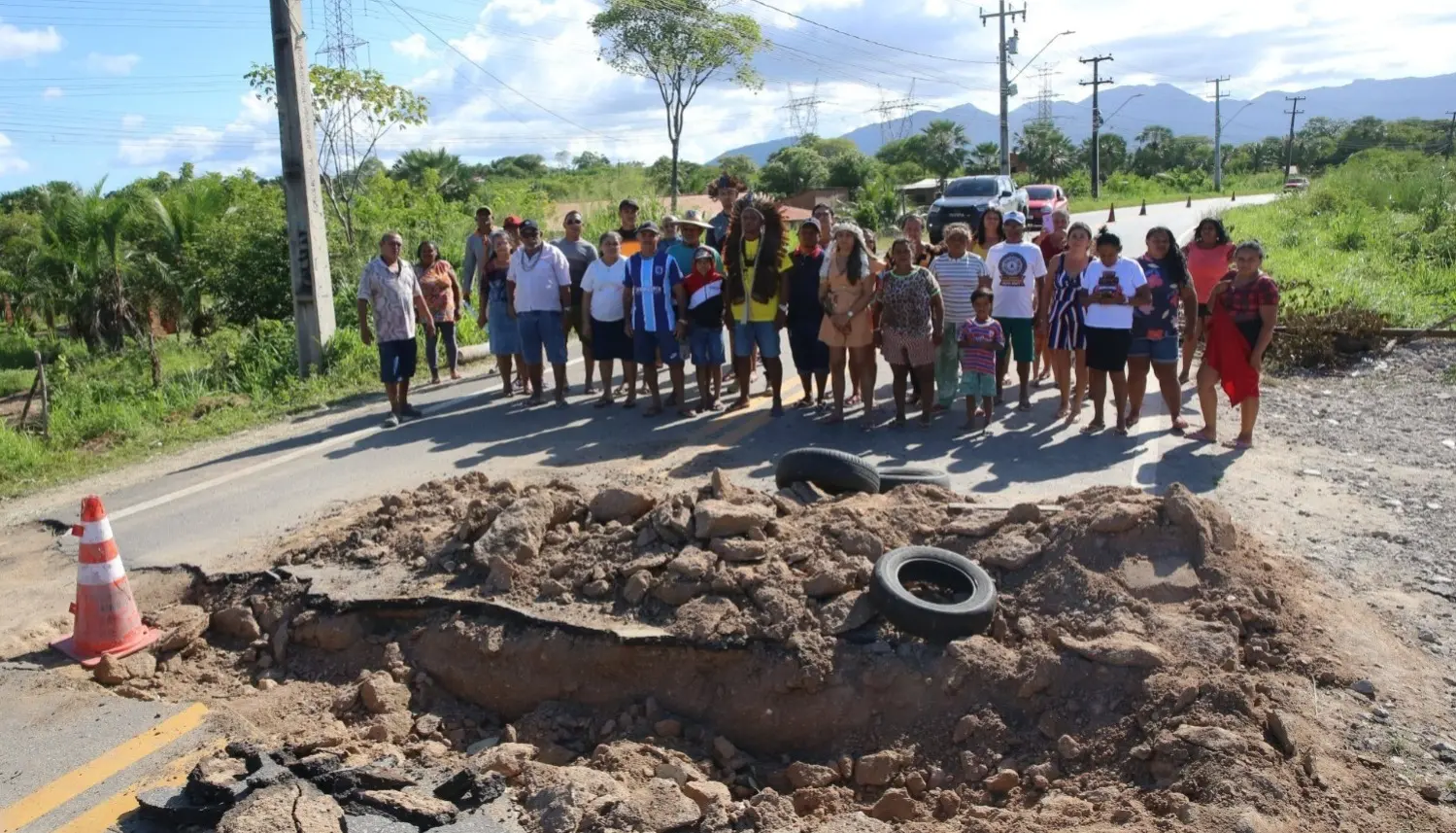Povo Pitaguary mobilizado em rodovia estadual em protesto pelo atropelamento e morte de idoso