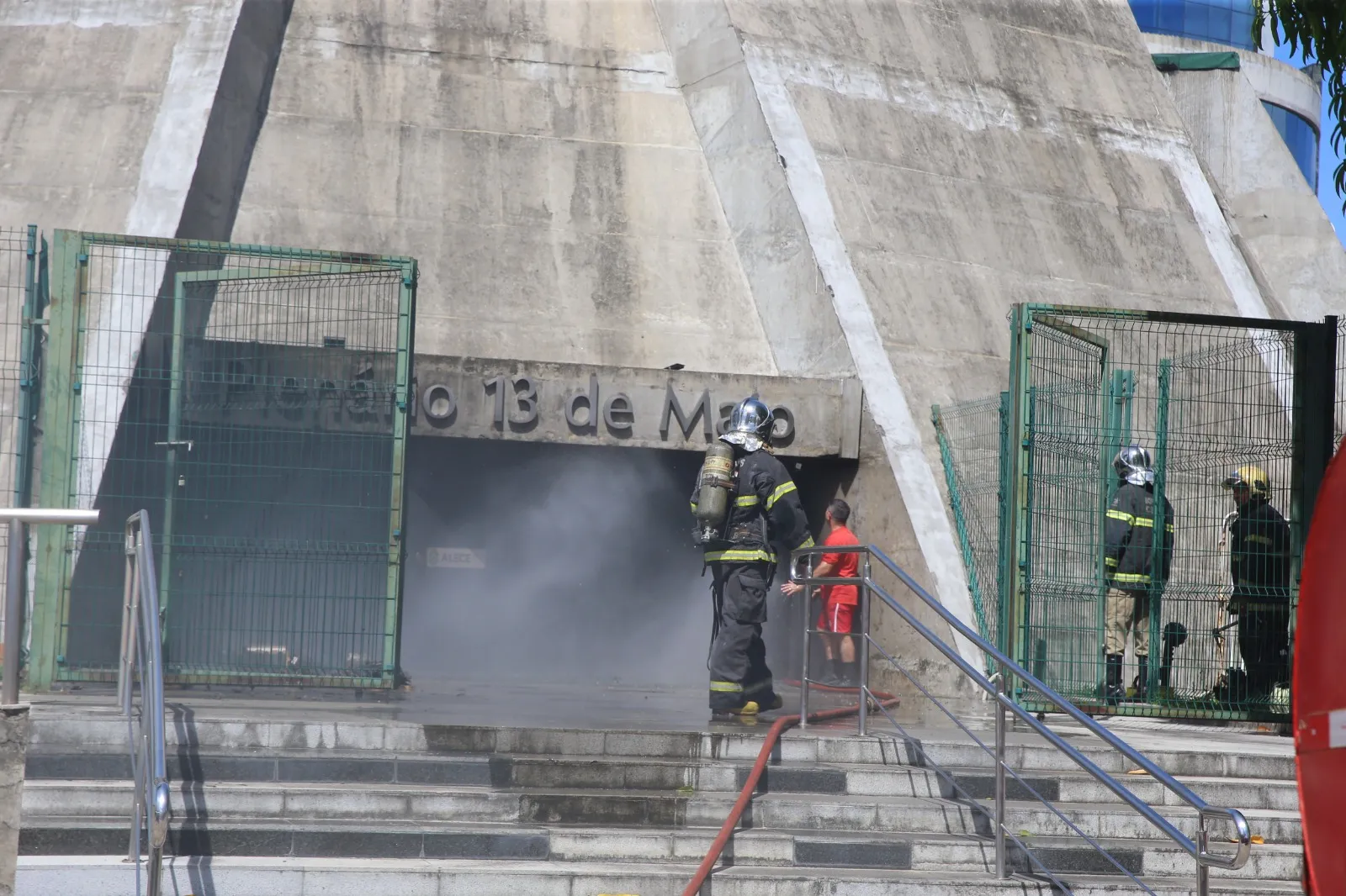 Uma perícia está sendo realizada nas instalações do plenário para identificar a causa do incêndio