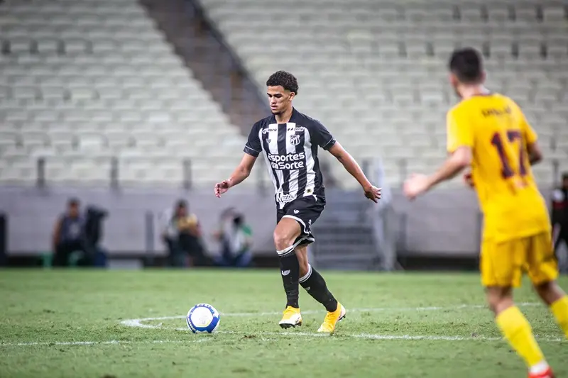 imagem mostra zagueiro Yago, jogador formado na base do Ceará
