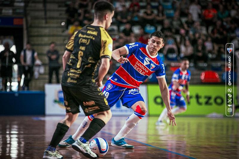 imagem mostra jogadores de futsal