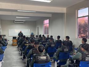 Policiais militares em sala de aula para curso de formação