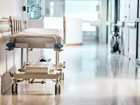 Maca hospitalar vazia em corredor de unidade de saúde