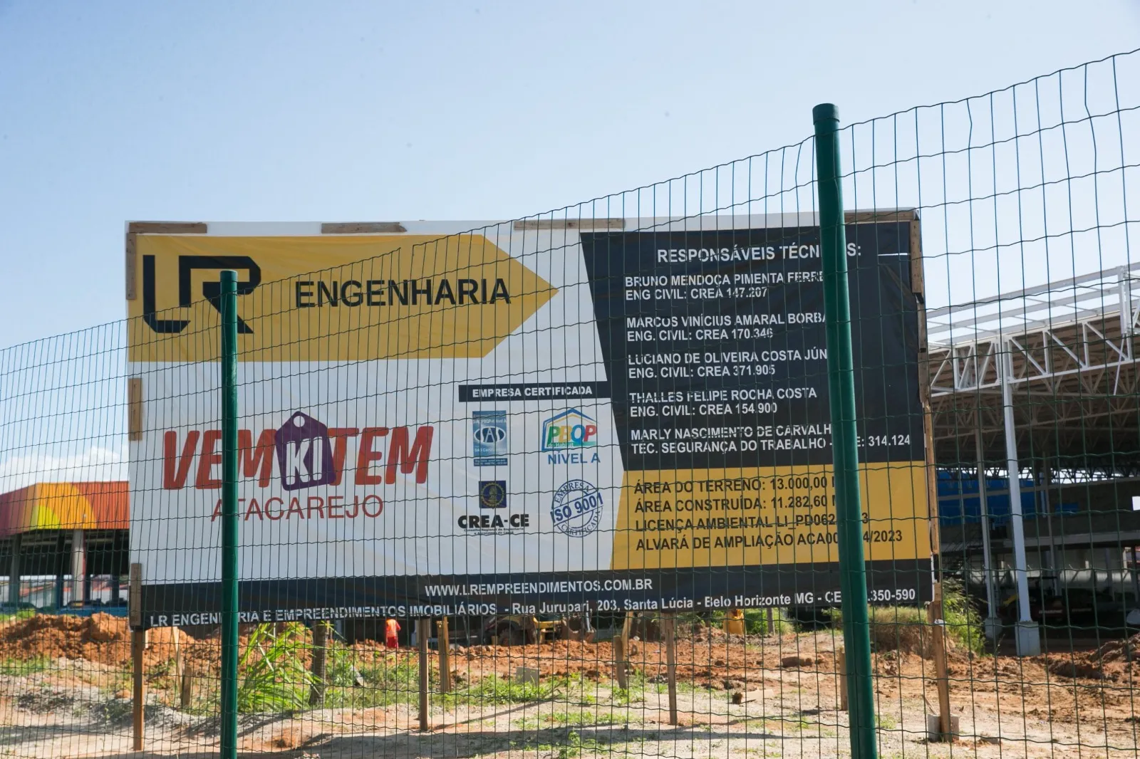 Placa de obras do VemKiTem Atacarejo no bairro Coaçu, em Fortaleza