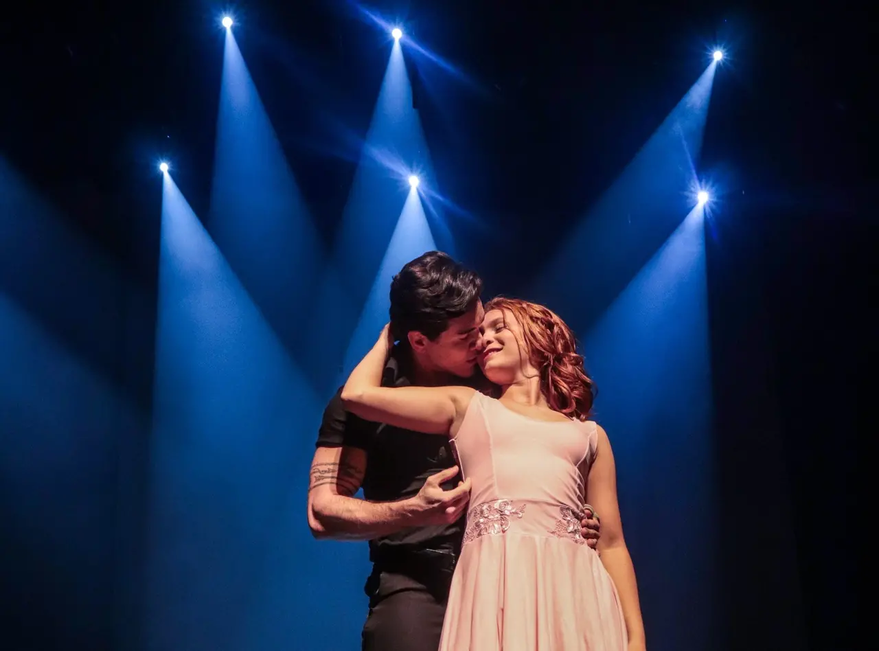 Montagem reconta história de amor entre Johnny e Baby