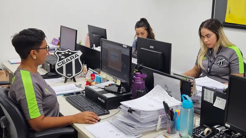 imagem mostra funcionárias