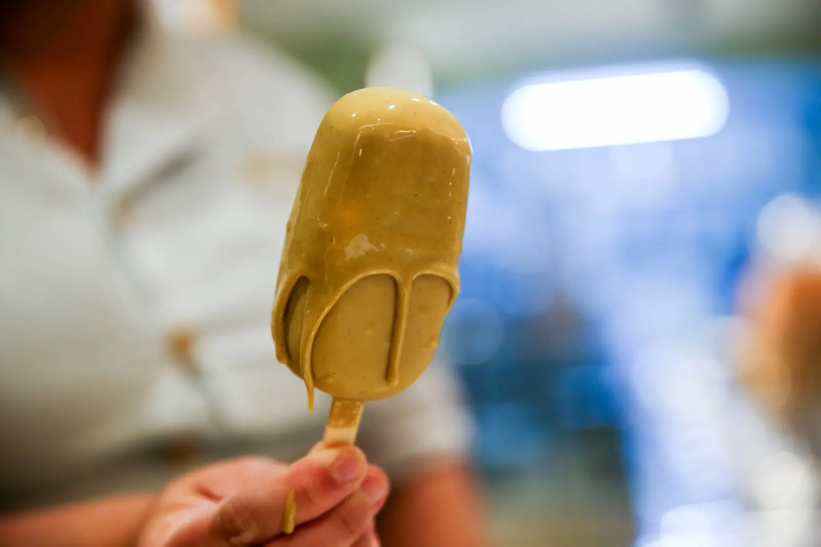 Calda de pistache que vira casquinha crocante é adicional dos picolés da gelateria