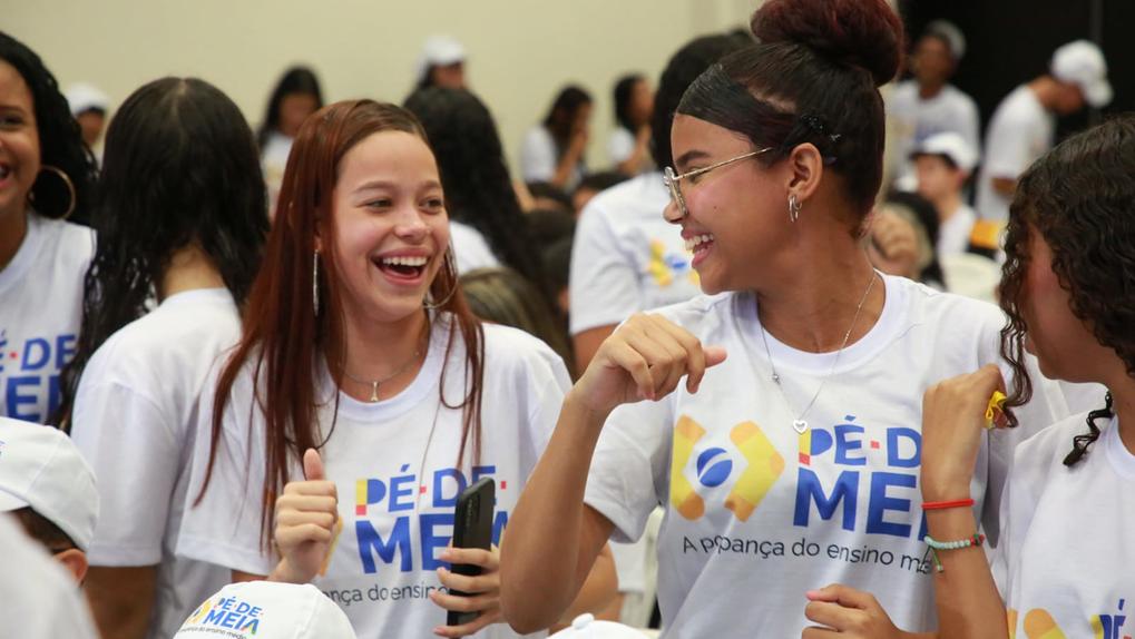 Foto do lançamento do programa pé-de-meia