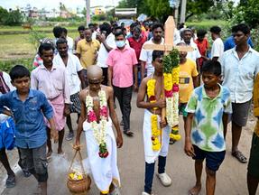 Pessoas caminham em funeral na Índia por morte de pessoas que ingeriram bebida alcoólica adulterada