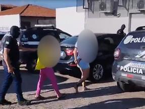 Duas mulheres sendo presas
