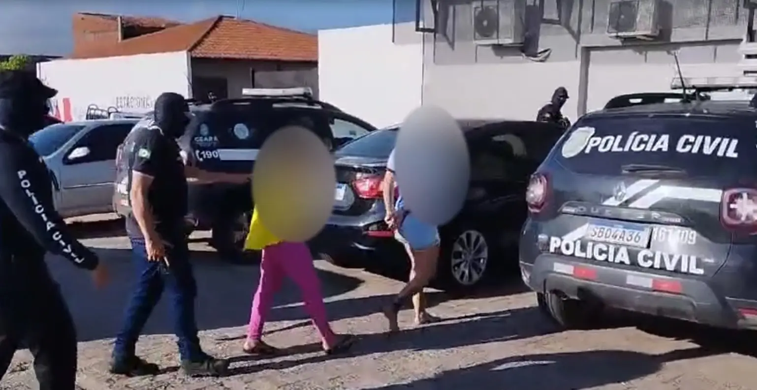 Duas mulheres sendo presas