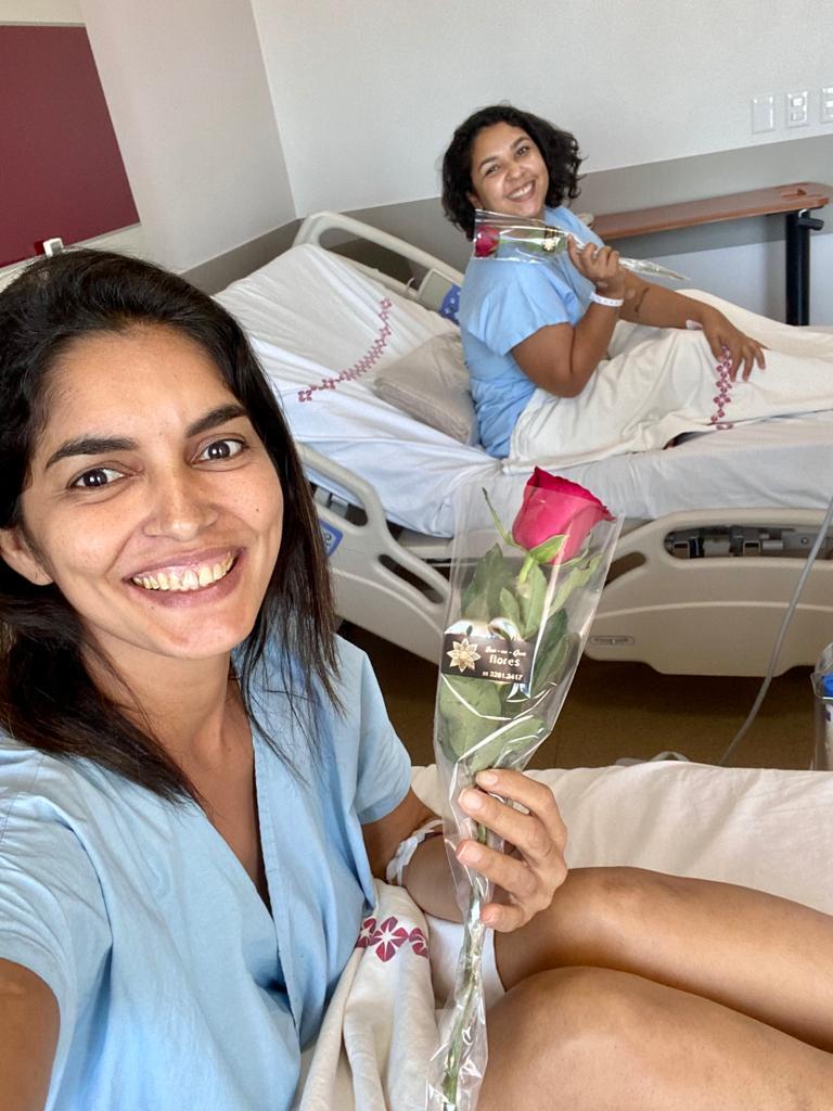 imagem mostra duas mulheres em quarto de hospital