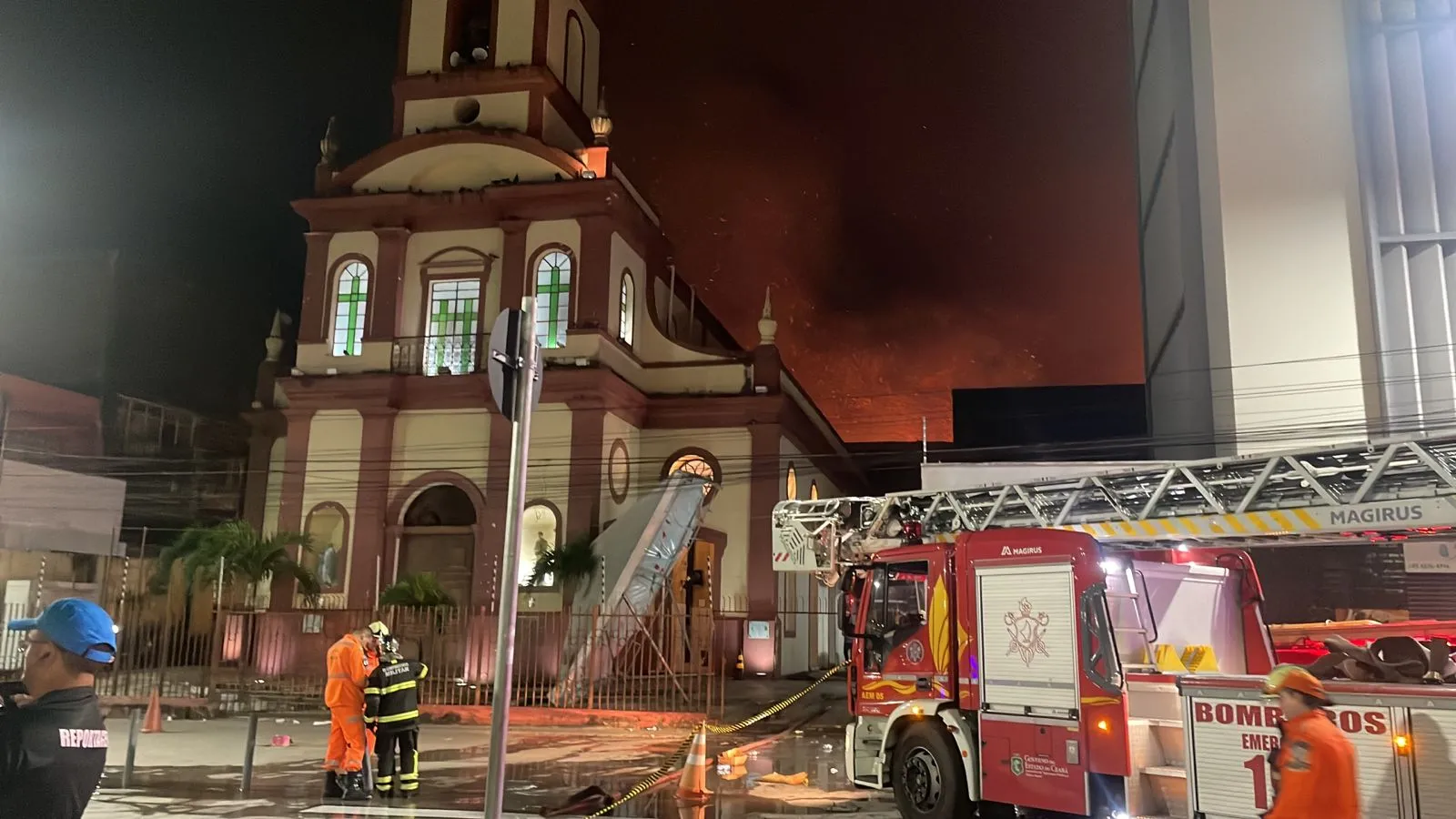 As chamas estão próximas à Igreja Nossa Senhora do Patrocínio, mas não atingiram a construção