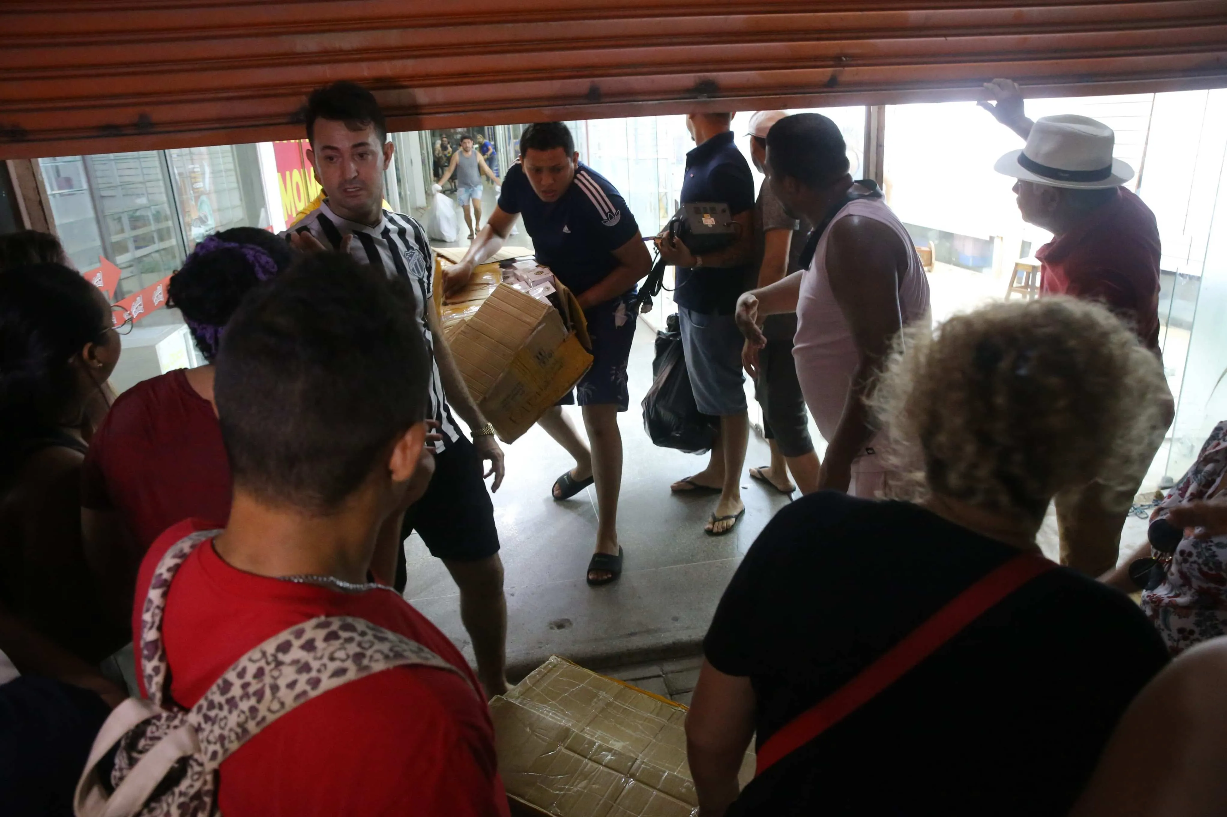 Comerciantes retornaram às lojas para retirar mercadorias