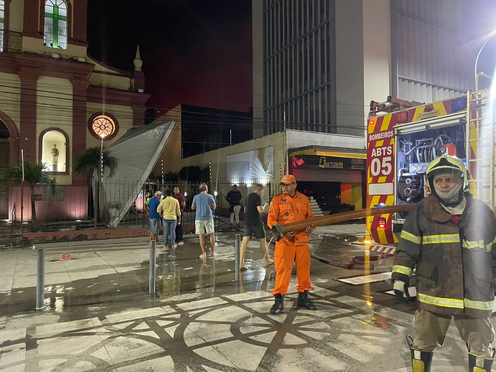 Apenas o salão de festas, um anexo da Igreja Nossa Senhora do Patrocínio, foi atingido