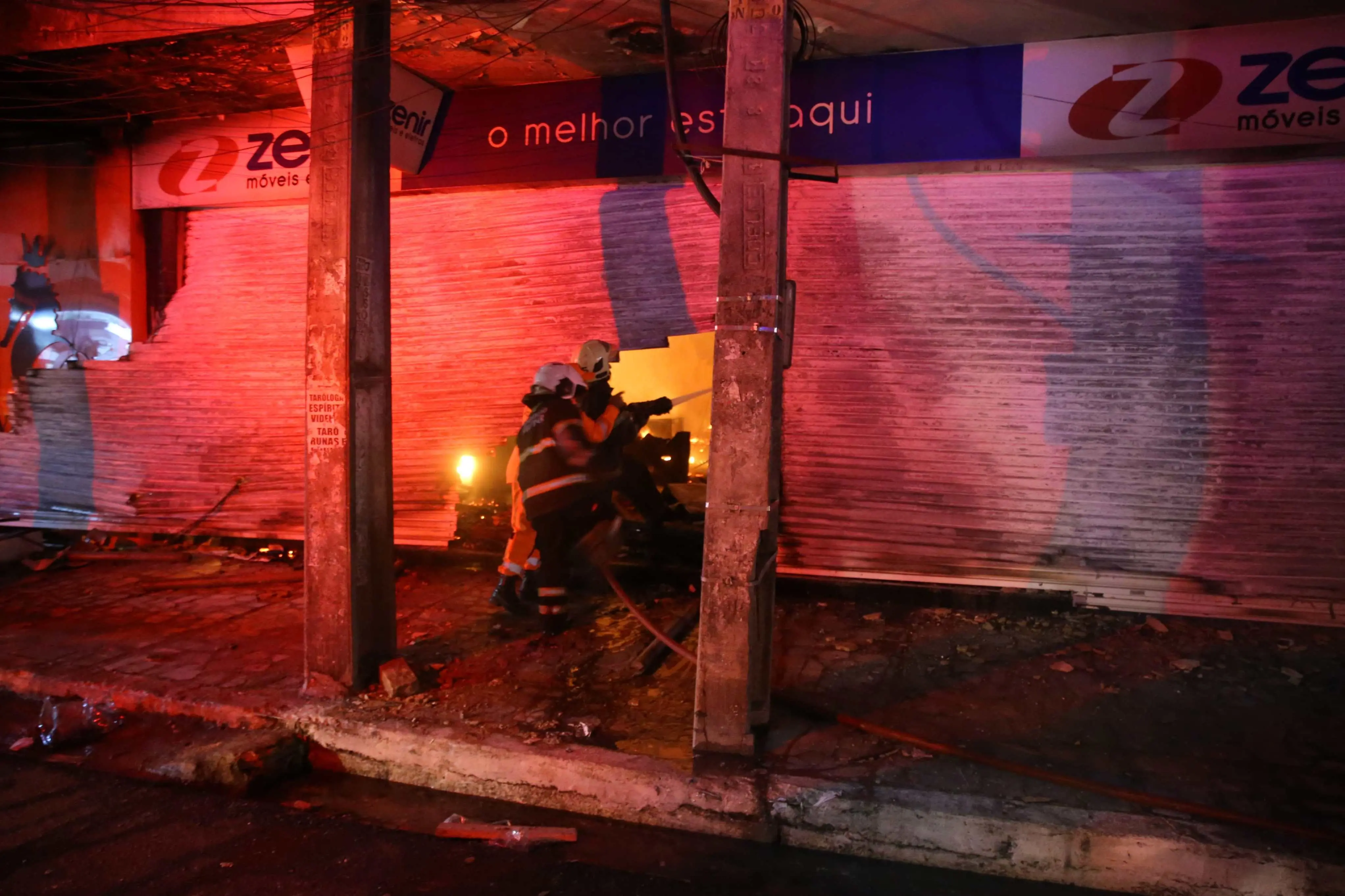 Bombeiros debelam chama