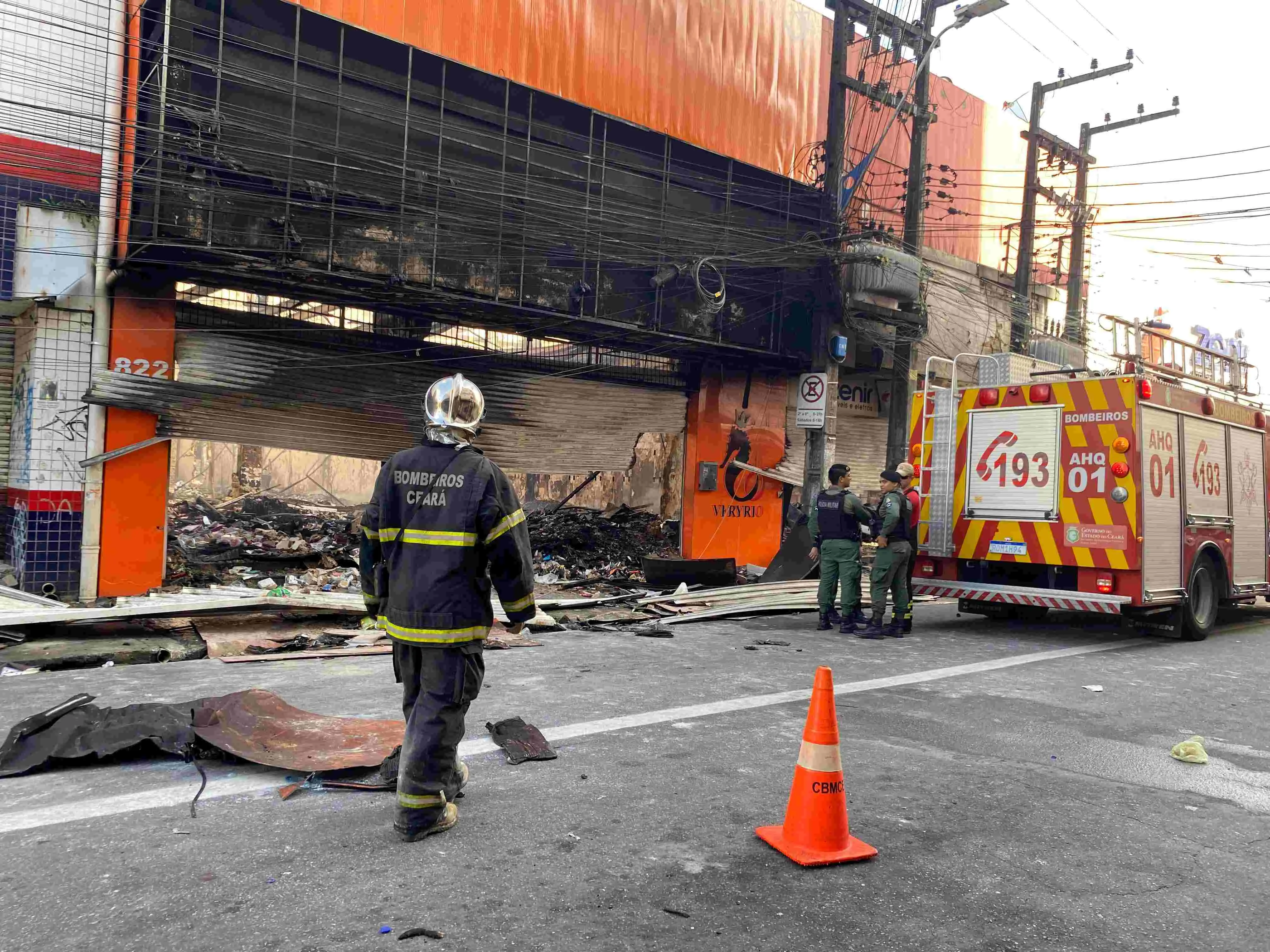 Corpo de Bombeiros seguiu no local de incêndio nesta manhã