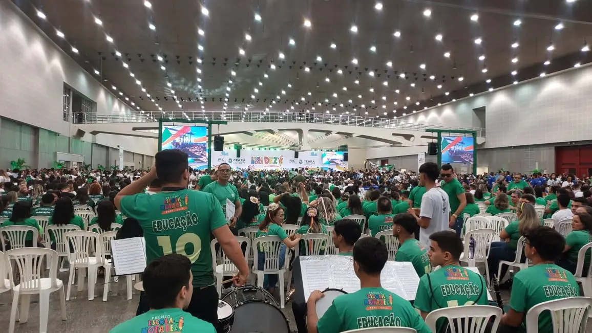 Professores com camisas verdes aglomerados em setor do Centro de Eventos para Prêmio Escola Nota 10