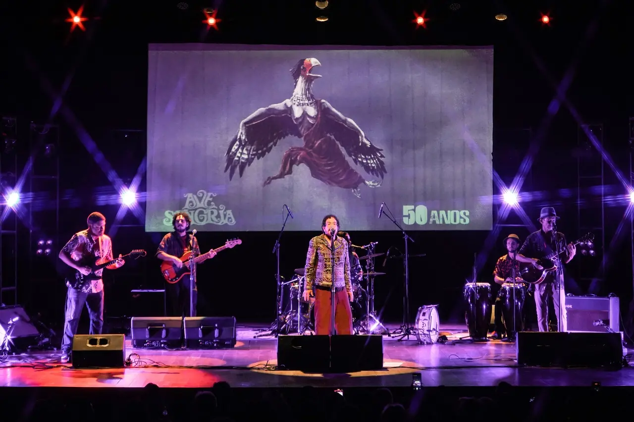 Ave Sangria em apresentação no Teatro do Parque, em Recife (PE)