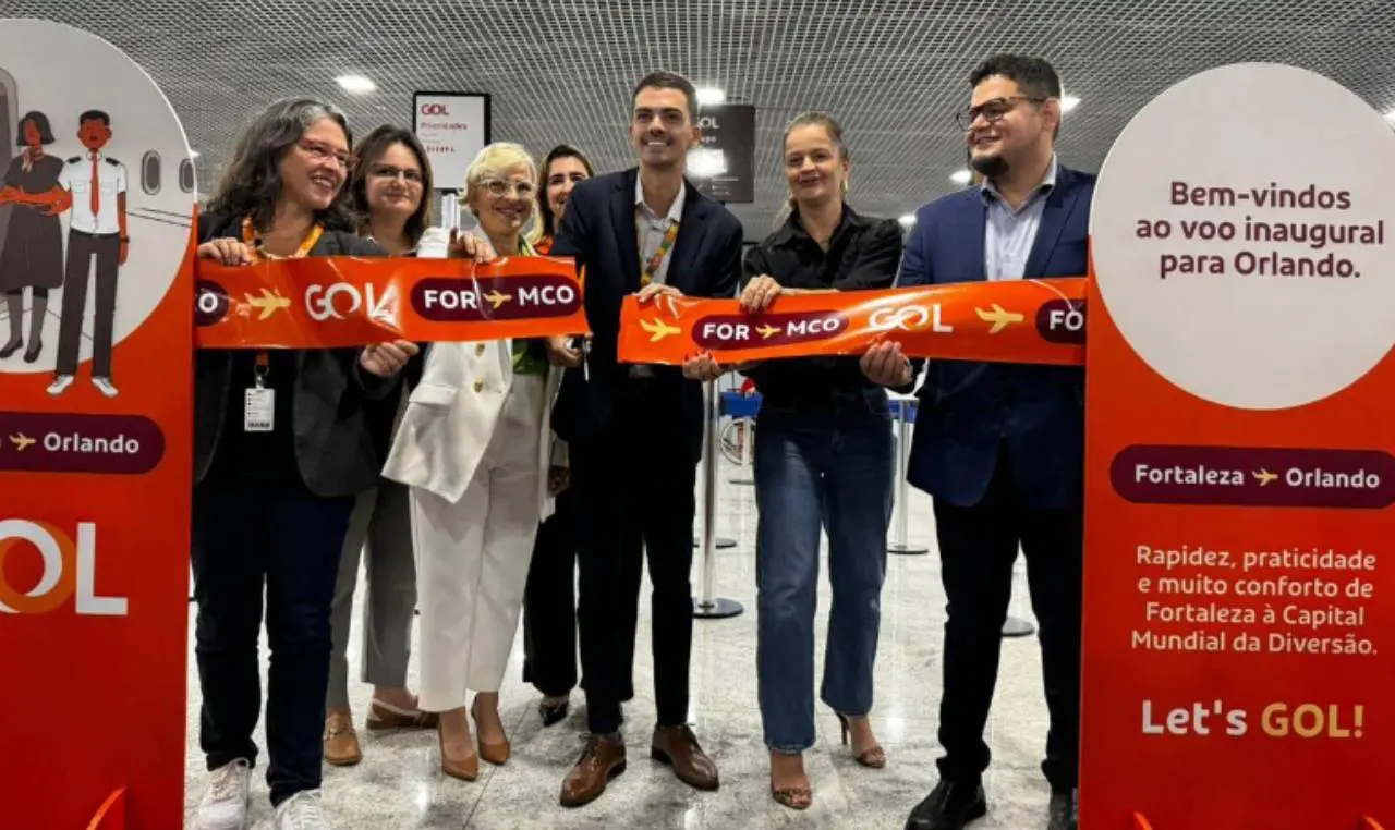 Executivos da Gol, a secretária de estado do Turismo, Yrwana Albuquerque, e a secretária executiva do Turismo de Fortaleza no evento de lançamento do voo