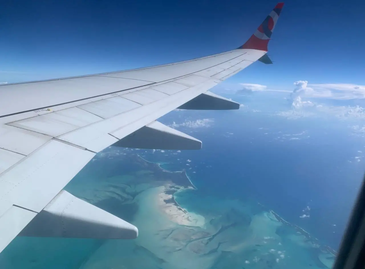 Voo diurno sobre o mar caribenho
