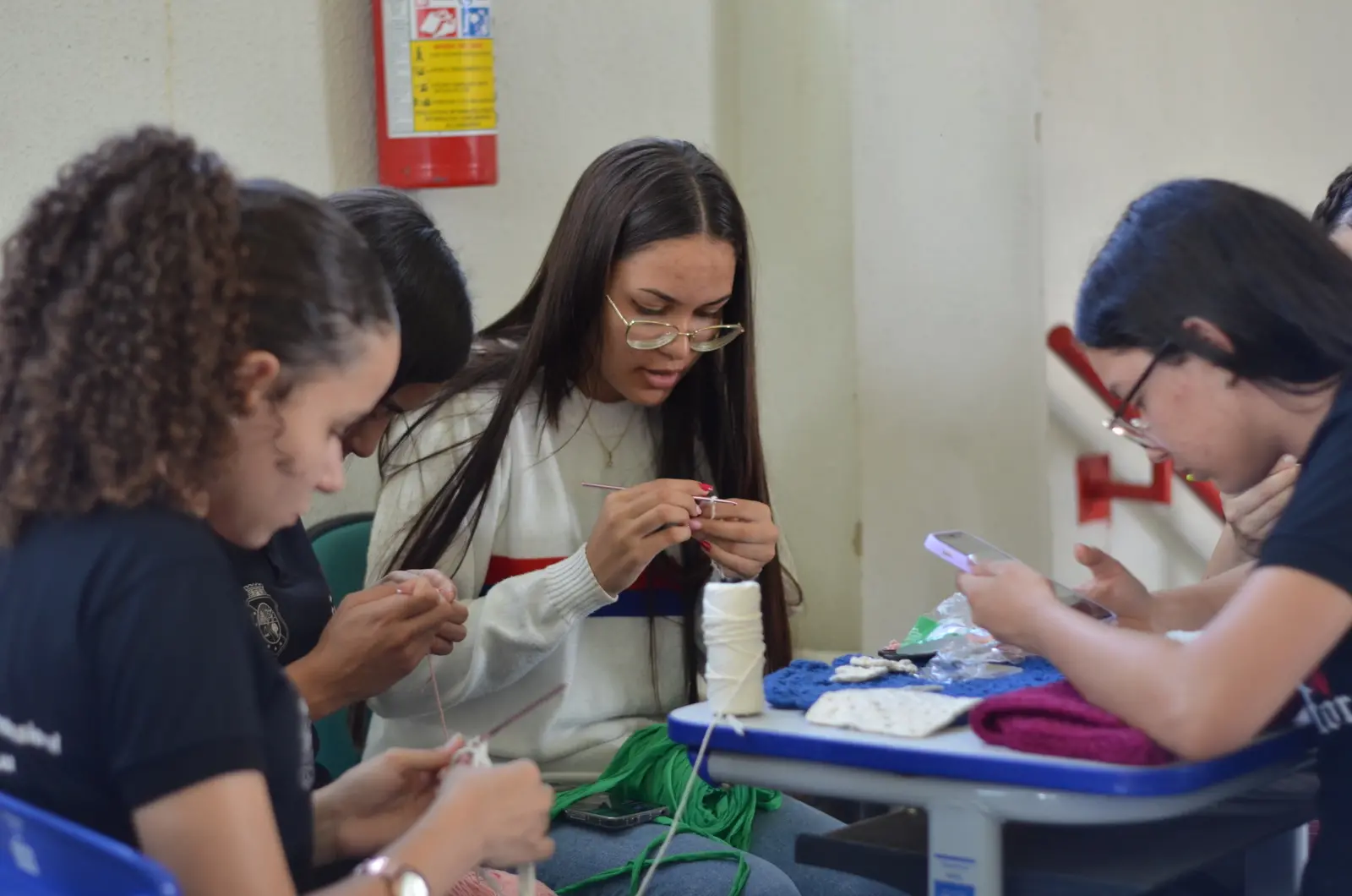 Alunas fazem crochê em escola do município de Jardim, no Ceará