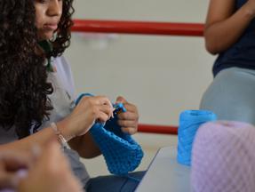 Estudantes fazem peças de crochê