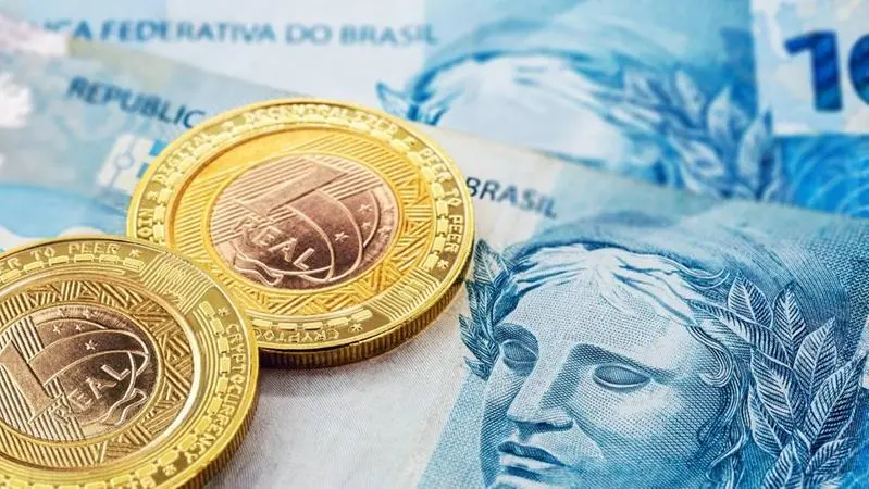 Nota de R$ 100 e moedas de R$ 1