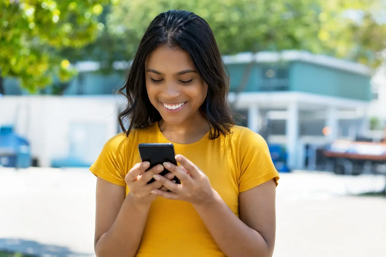 Mulher envia mensagem feliz. Bem-vindo, julho: confira 10 mensagens para WhatsApp de boas-vindas para o novo mês